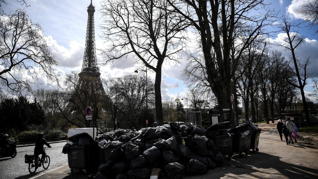 París acumula 10000 toneladas de basura en sus calles por protesta