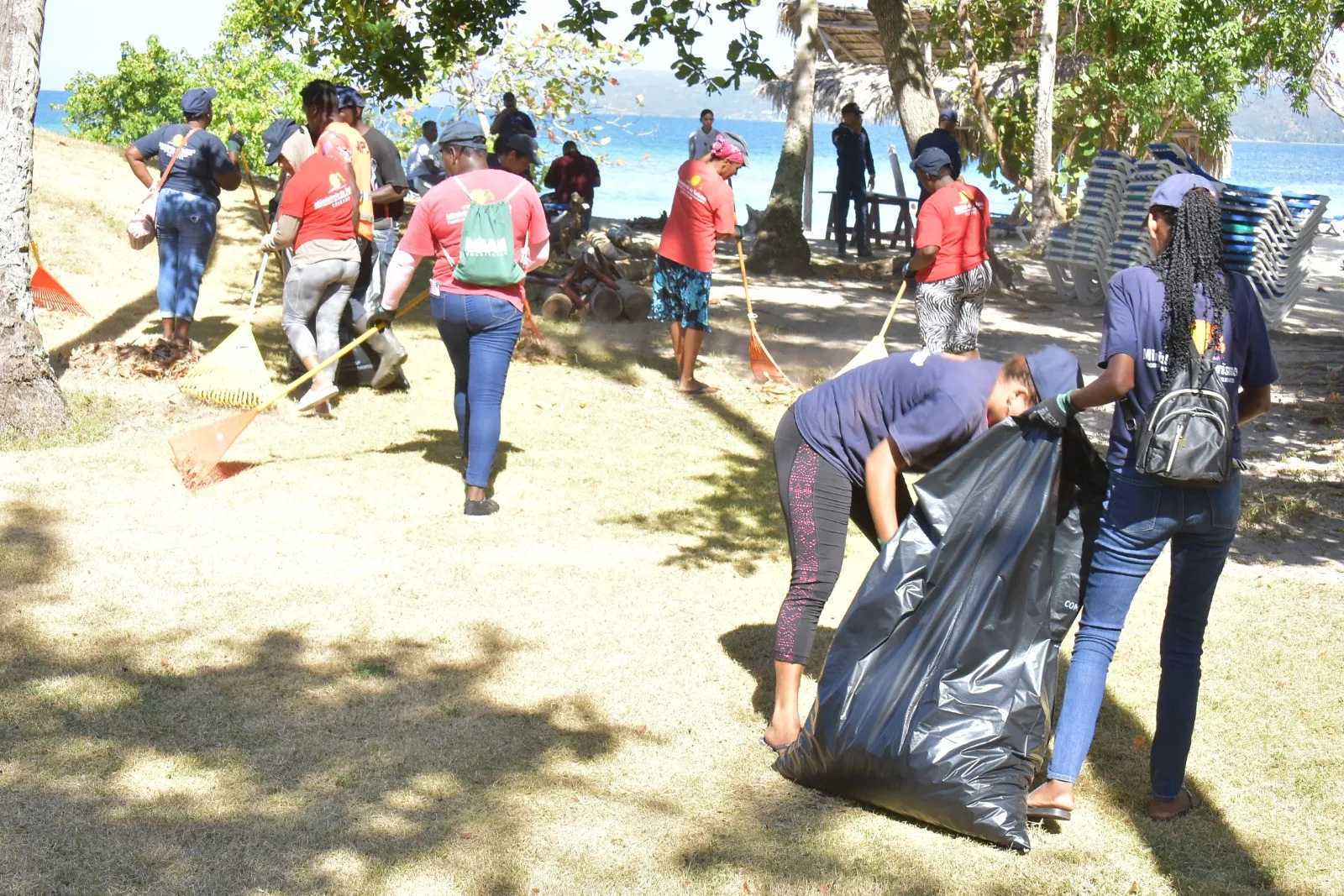 Inician operativo de limpieza de playas en Cayo Levantado, Samaná