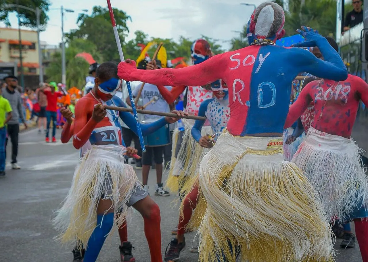 El Carnaval dominicano derrocha color e imaginación en gigantesco desfile