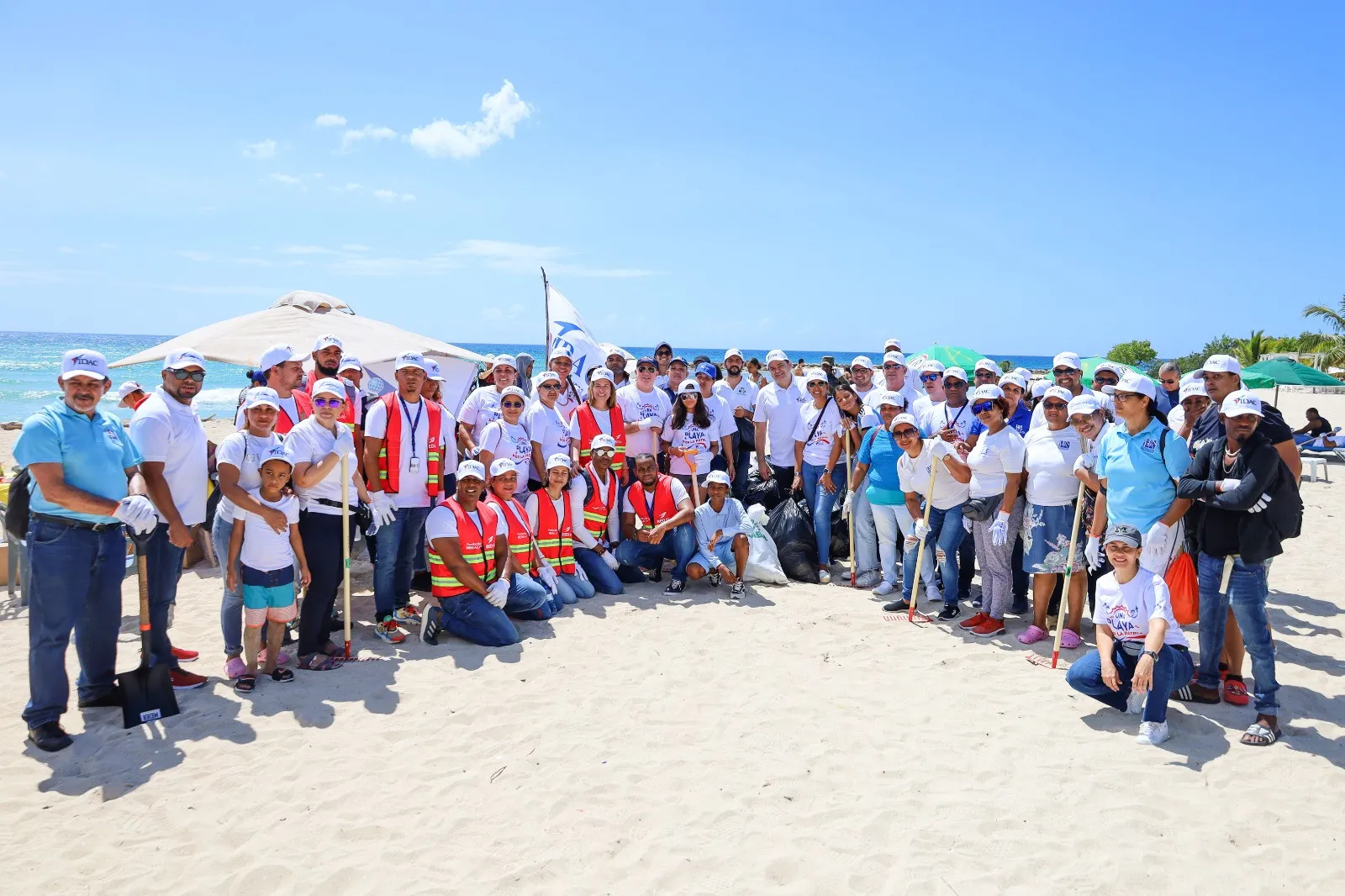 Jornada de limpieza de playas integró más de 2 mil 500 voluntarios y superó expectativas, afirma Héctor Porcella
