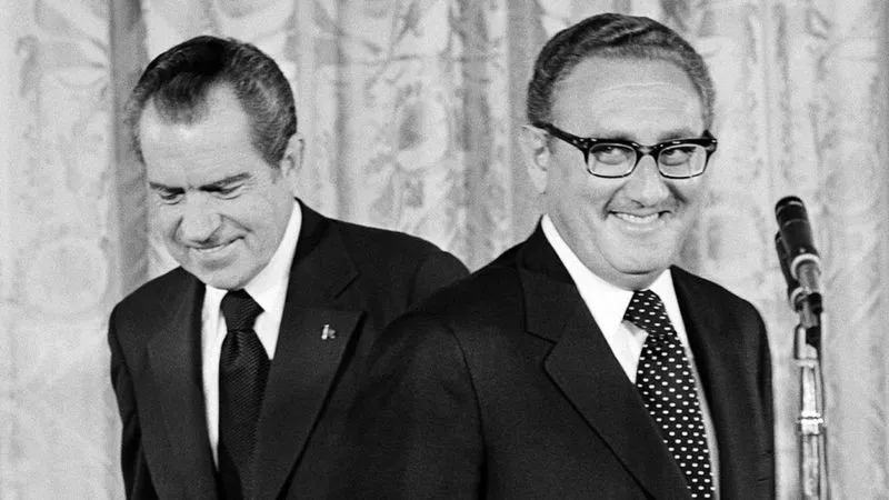 henry-kissinger-derecha-fue-nombrado-como-secretario-de-estado-por-richard-nixon