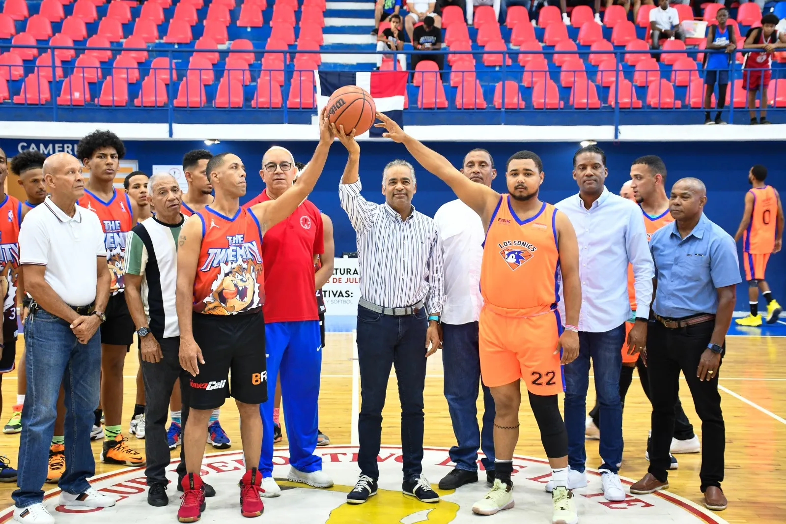 Ministro Joel Santos apoya torneo de baloncesto en Ensanche La Fe