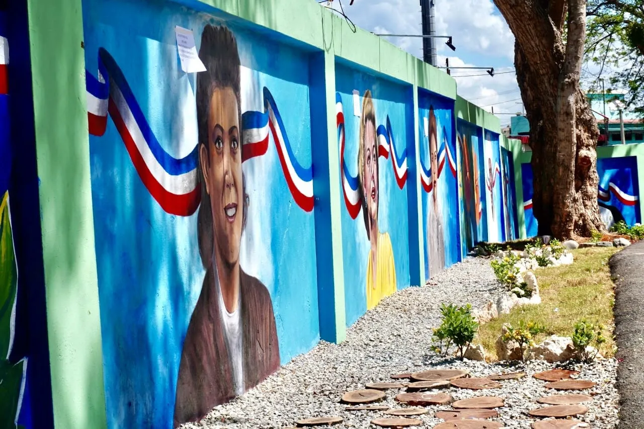 Alcalde entrega Parque de la Mujer, con murales dedicados a 23 grandes dominicanas