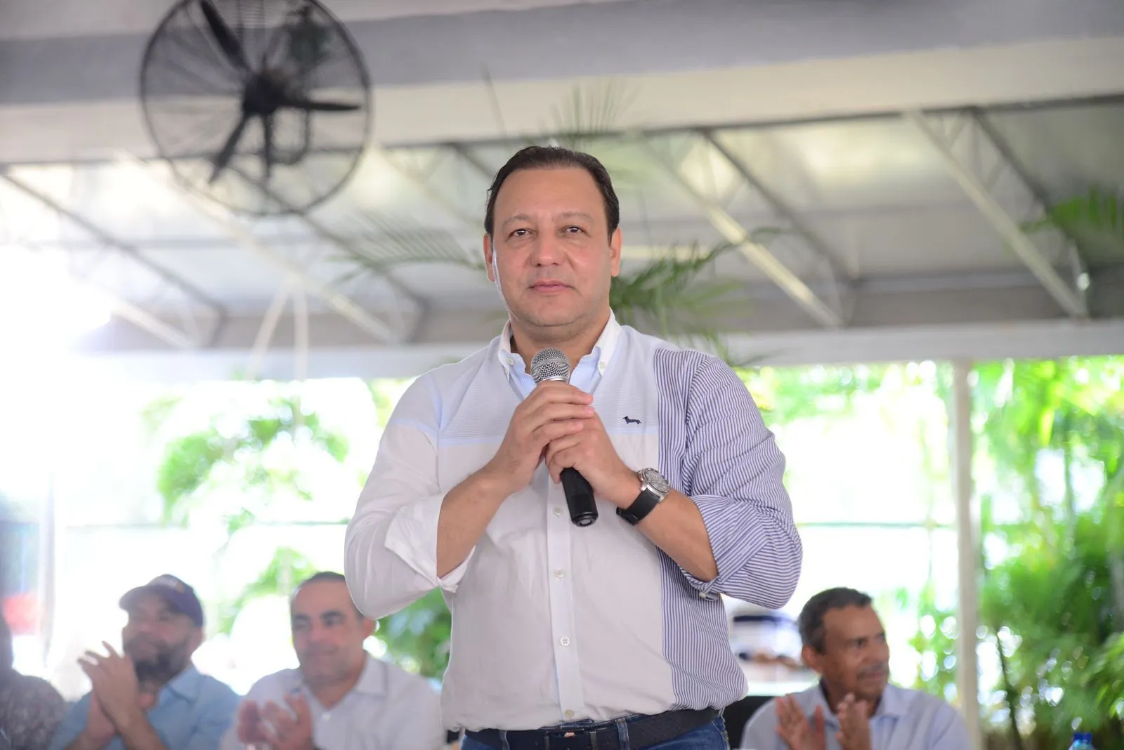 Éxodo de dirigentes PLD debilita al candidato Abel Martínez en Santiago