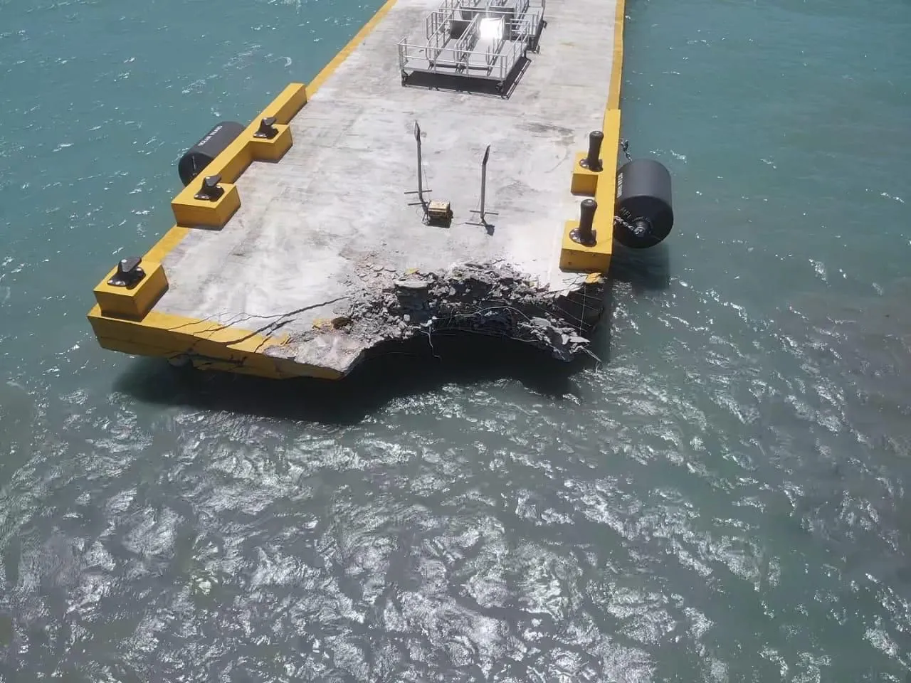Choca barco de carga contra muelle en Puerto Plata