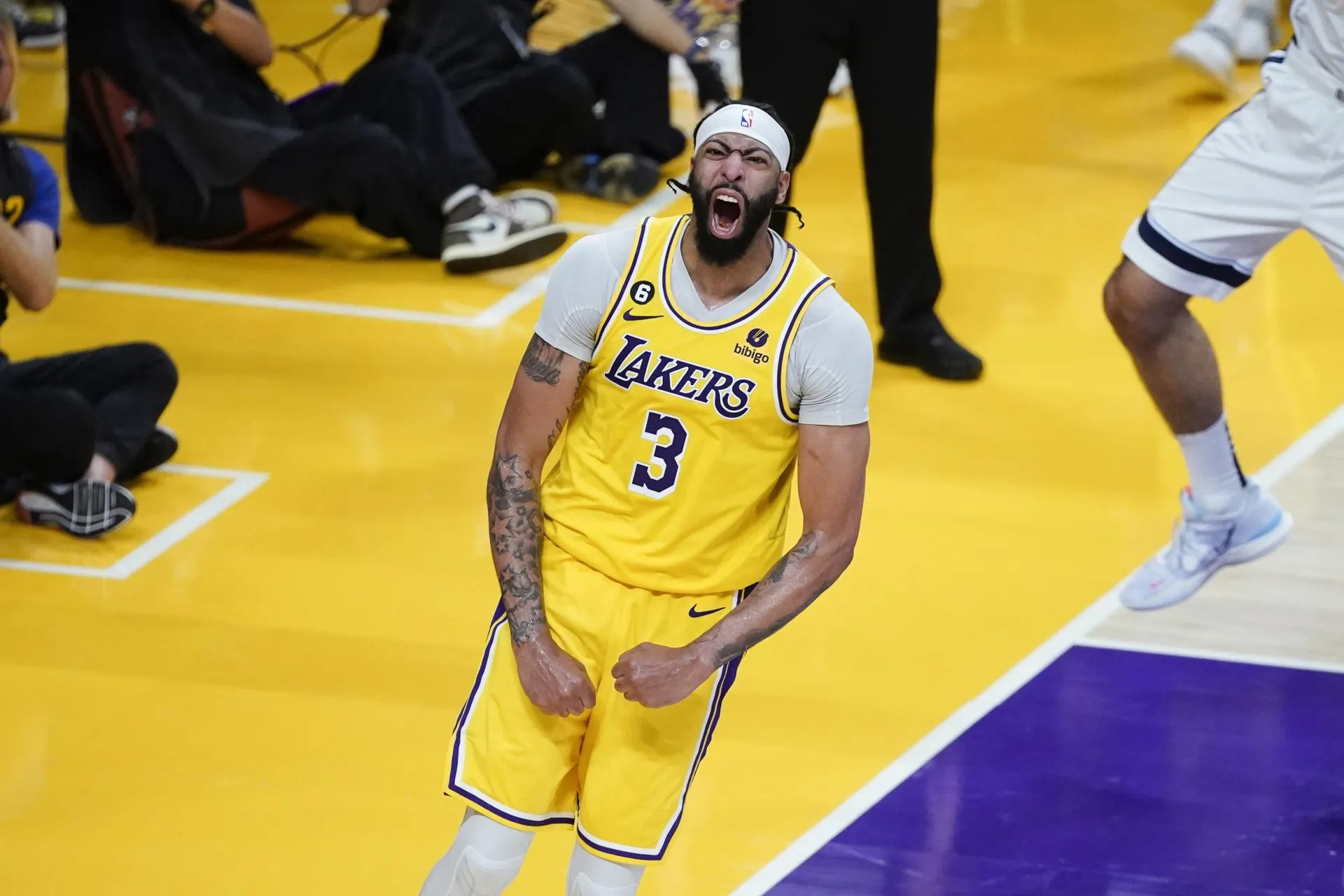 Los Lakers obran un milagro en Milwaukee y Doncic hace soñar a los Mavericks