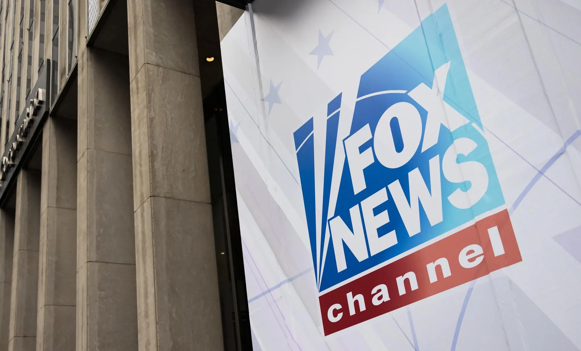Fox News paga 787 millones para evitar juicio por mentir sobre fraude electoral