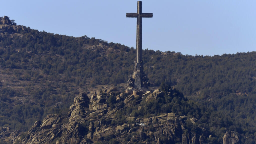 Exhuman los restos del falangista Primo de Rivera, uno de los pilares del franquismo