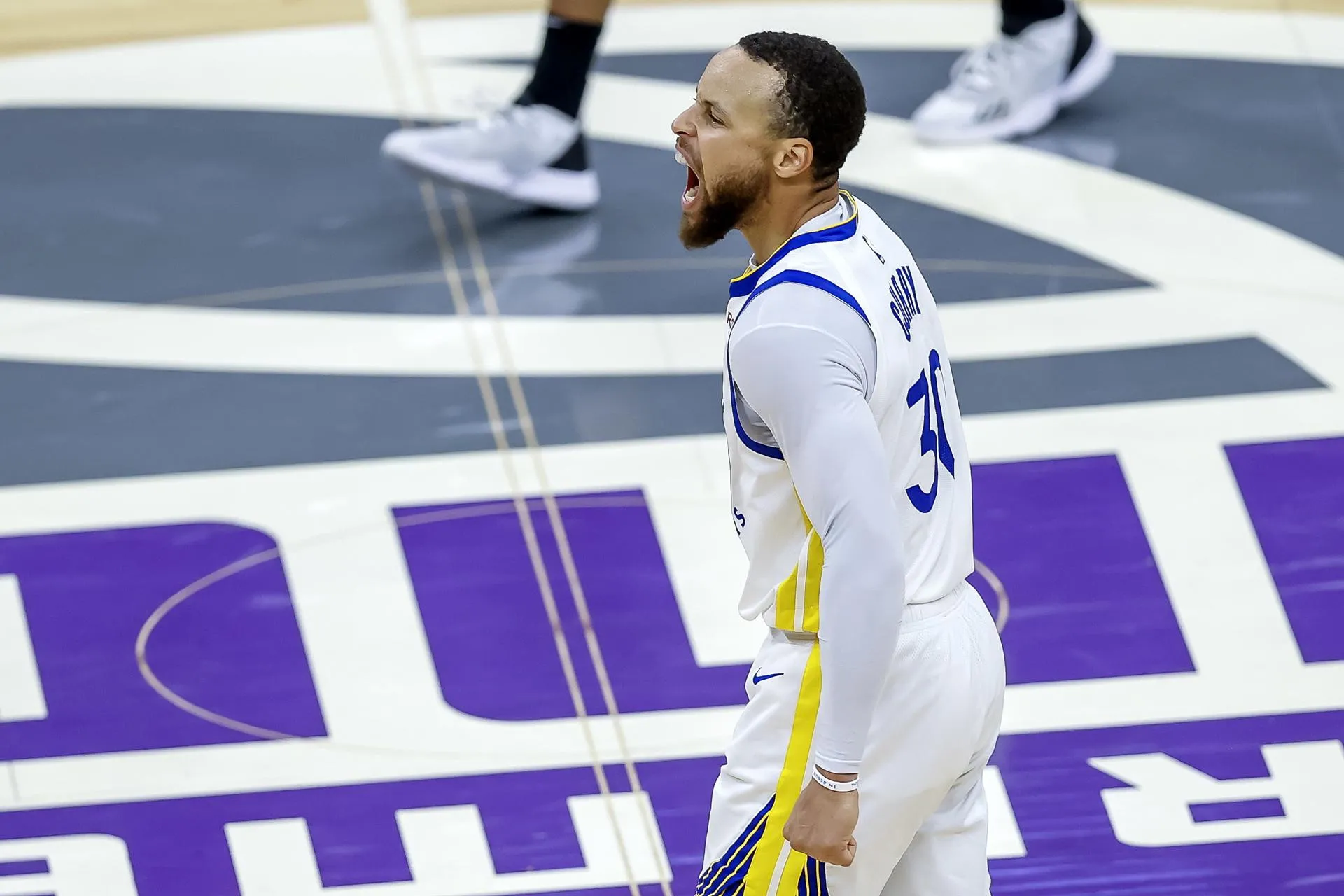 Un legendario Curry destroza a los Kings y lleva a Warriors a semifinales