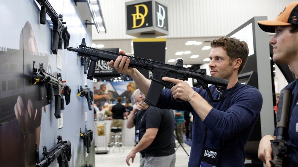 Cómo el rifle de tipo militar AR-15 se convirtió en el arma nacional de EEUU y el utilizado en muchos de los tiroteos masivos más graves