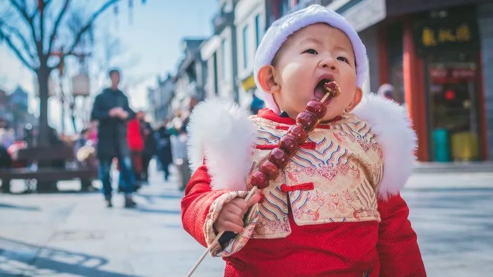 Qué consecuencias tiene la baja natalidad en China para sus ambiciones económicas