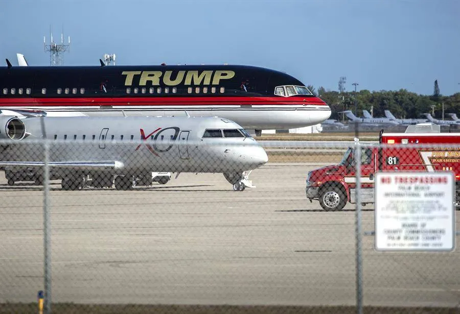 Trump aborda su avión para regresar a Florida tras comparecer ante un juez