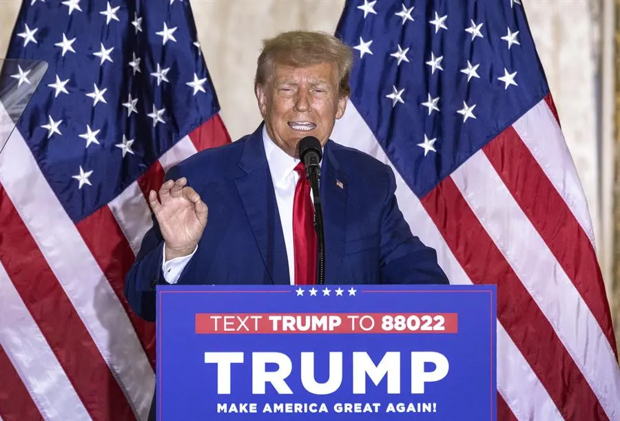Trump lloriquea tras su regreso a Florida