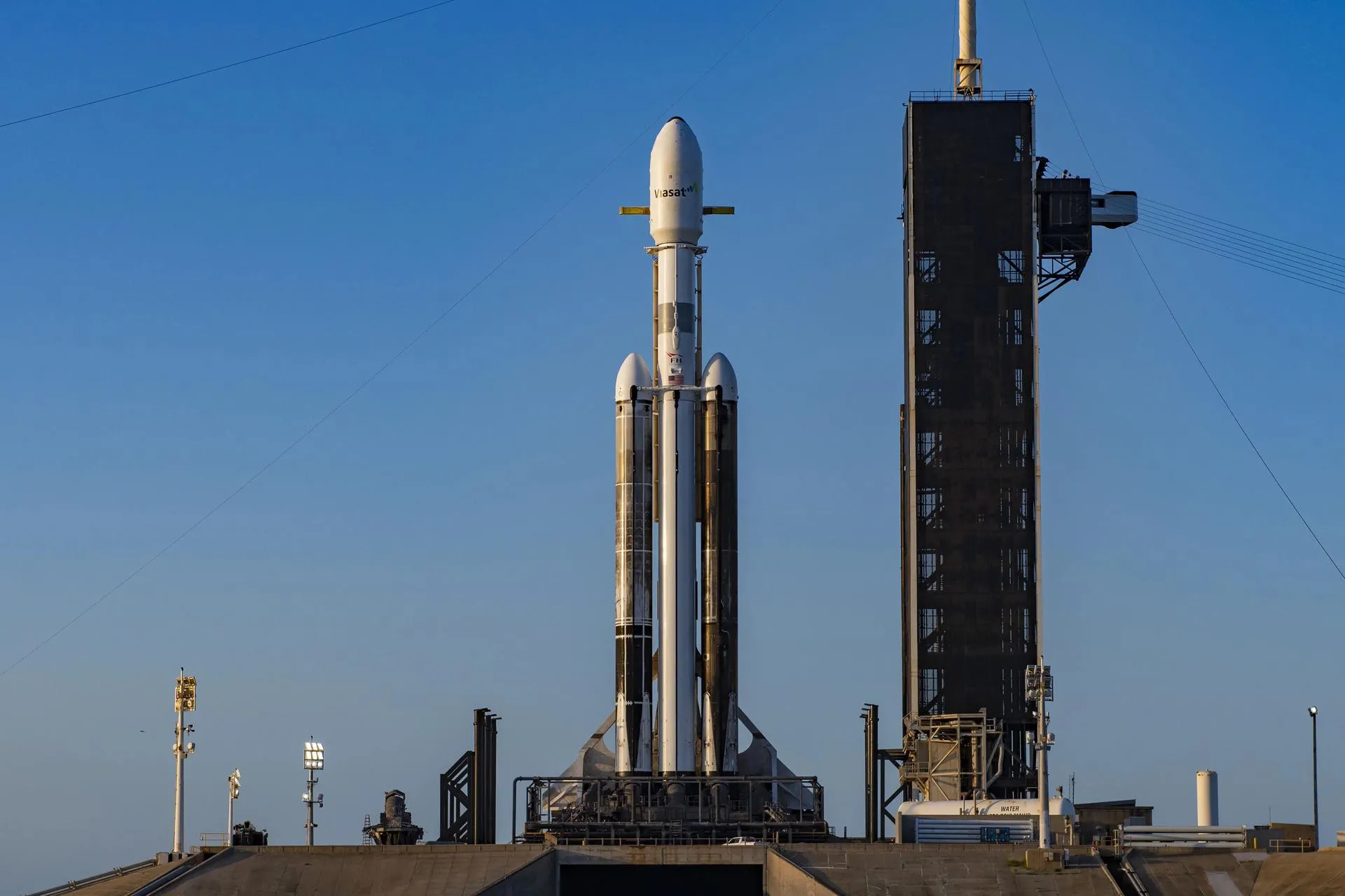 SpaceX lanza su cohete Falcon 9 Heavy con el satélite con mayor capacidad