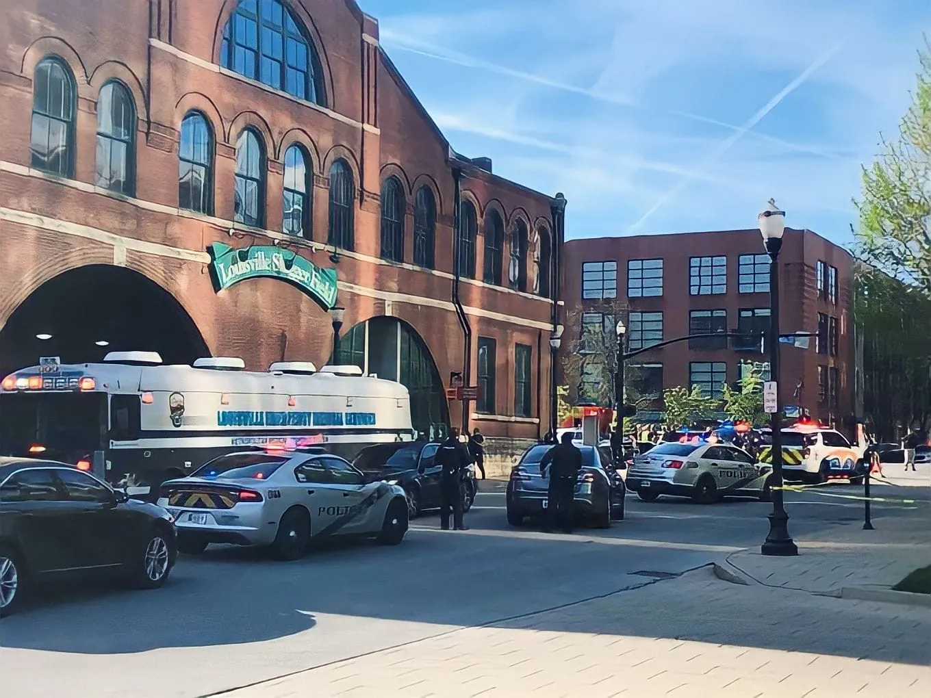 Cinco muertos en un tiroteo en el centro de la ciudad de Louisville, EE.UU.