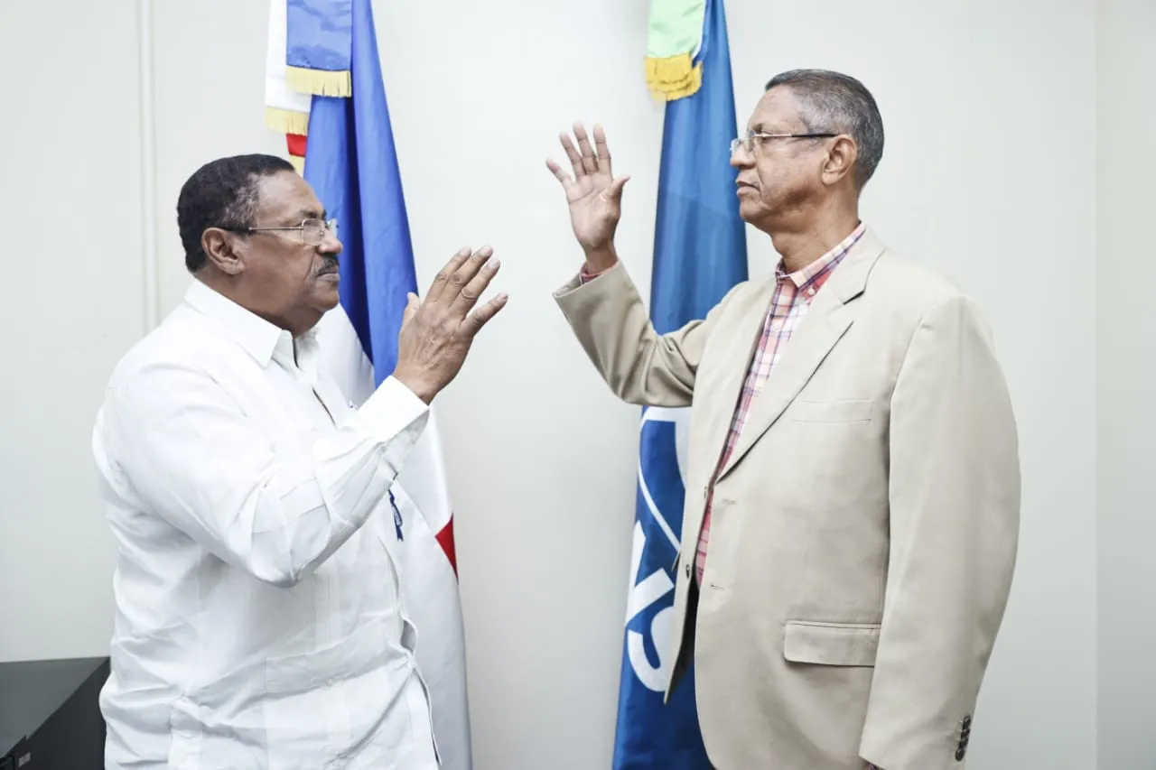 Juramentan al doctor Armando Camejo nuevo director Maternidad de Los Mina