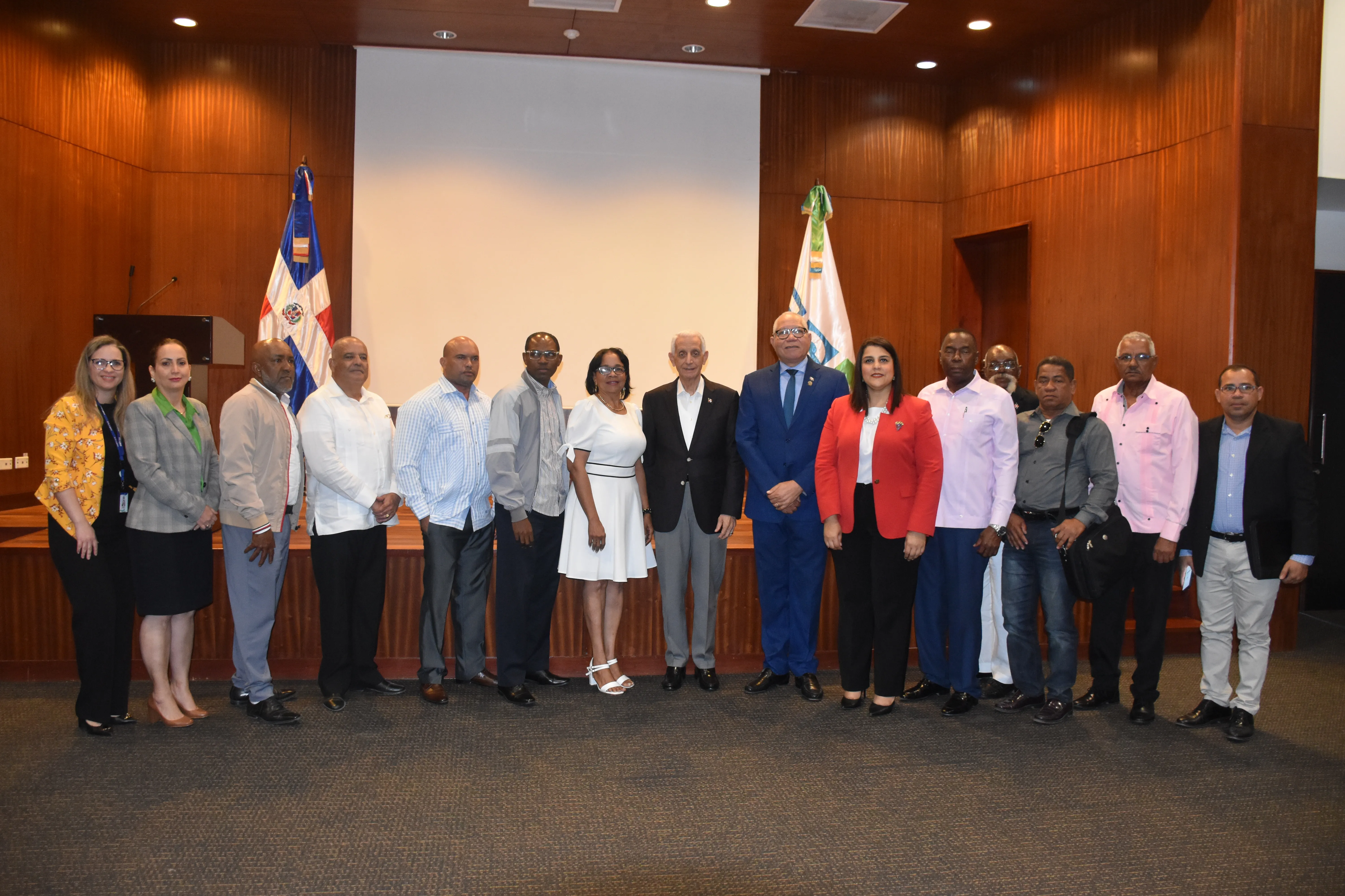 Tesorero y alcaldes distritales discuten manejo de gobiernos locales en la TSS