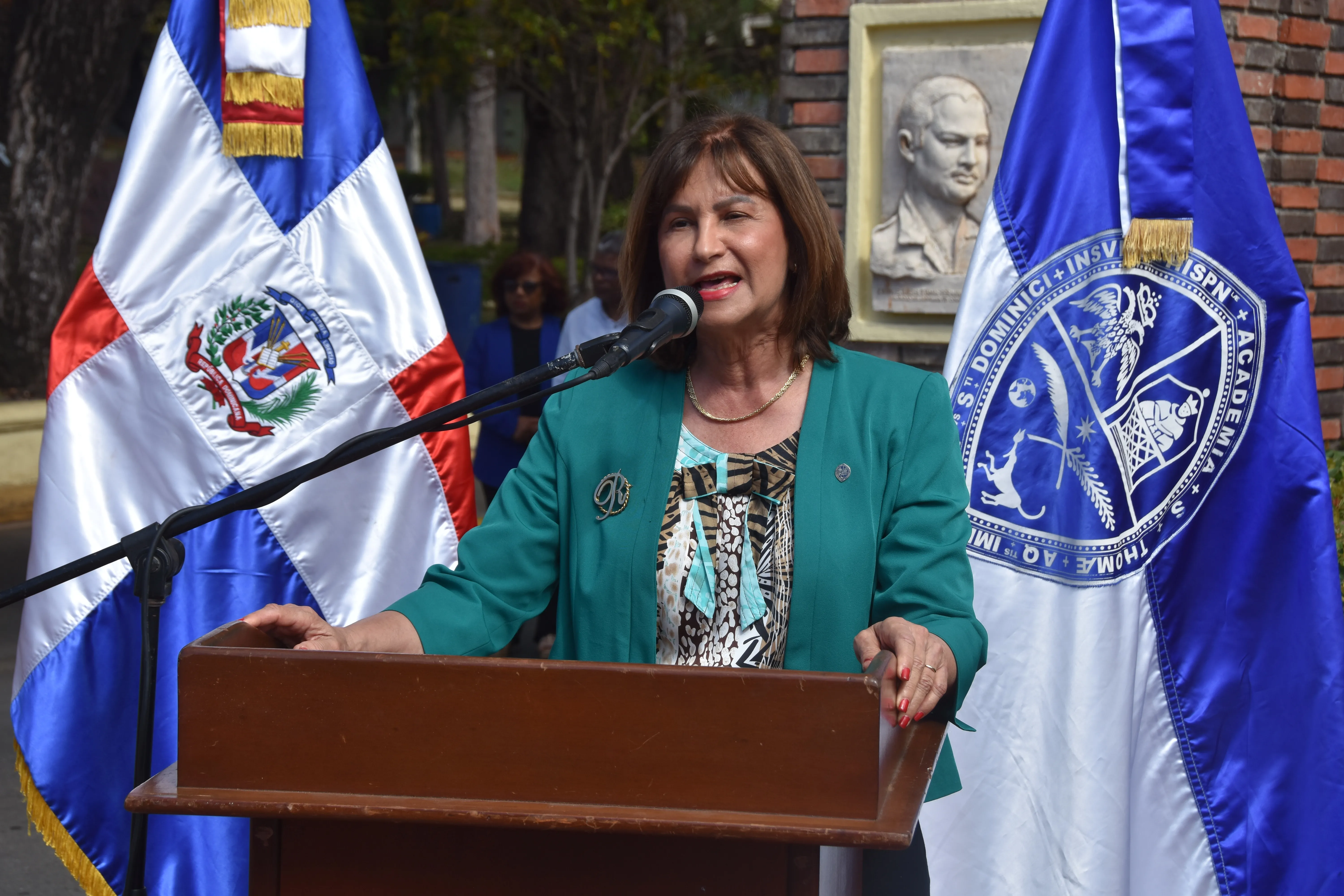 UASD deposita ofrenda floral por el 58 aniversario de la Revolución de Abril