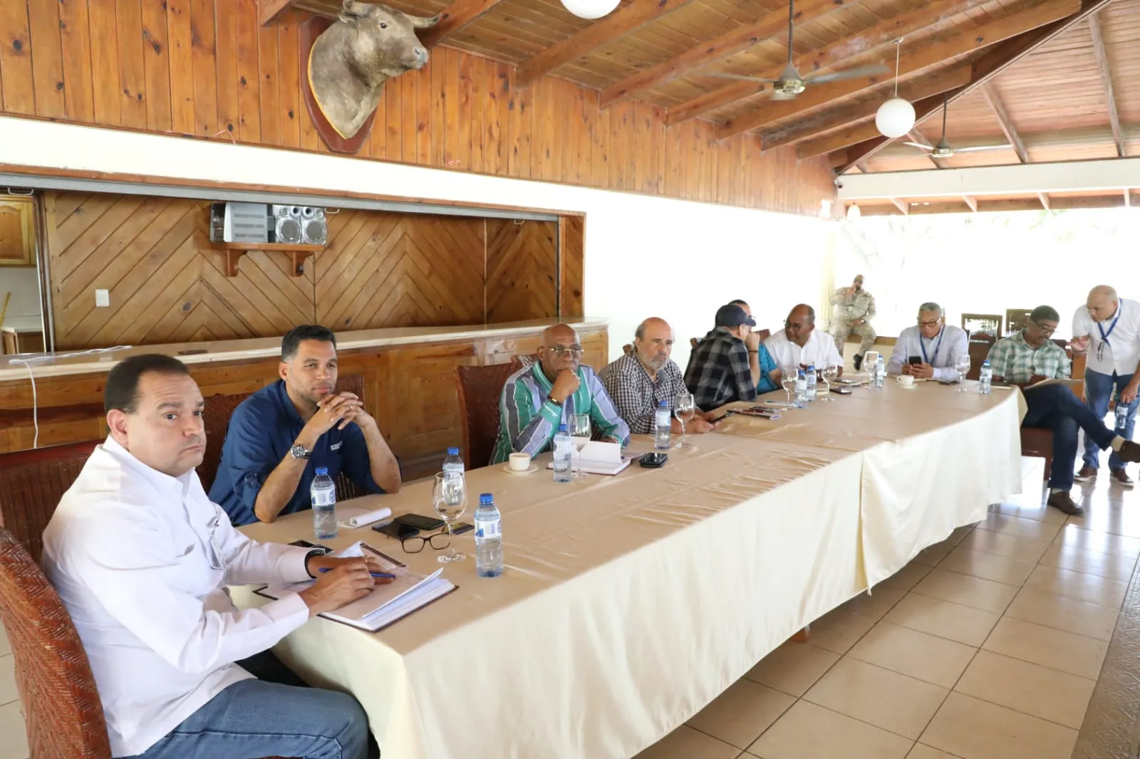 Edeeste concerta acuerdos con ganaderos de Monte Plata para mejorar servicio eléctrico