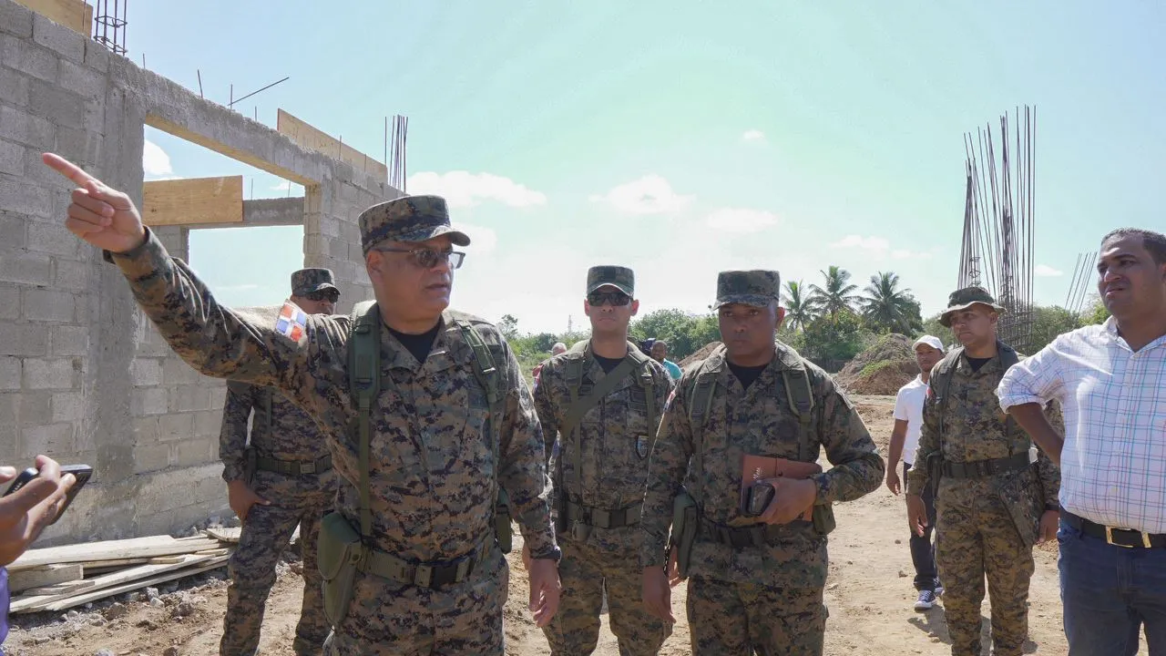 Jefe del Ejército RD supervisa construcción pabellón de infantería en la frontera