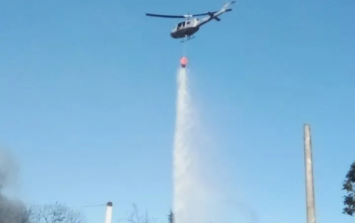 Helicópteros de FARD son usados para reducir los incendios forestales