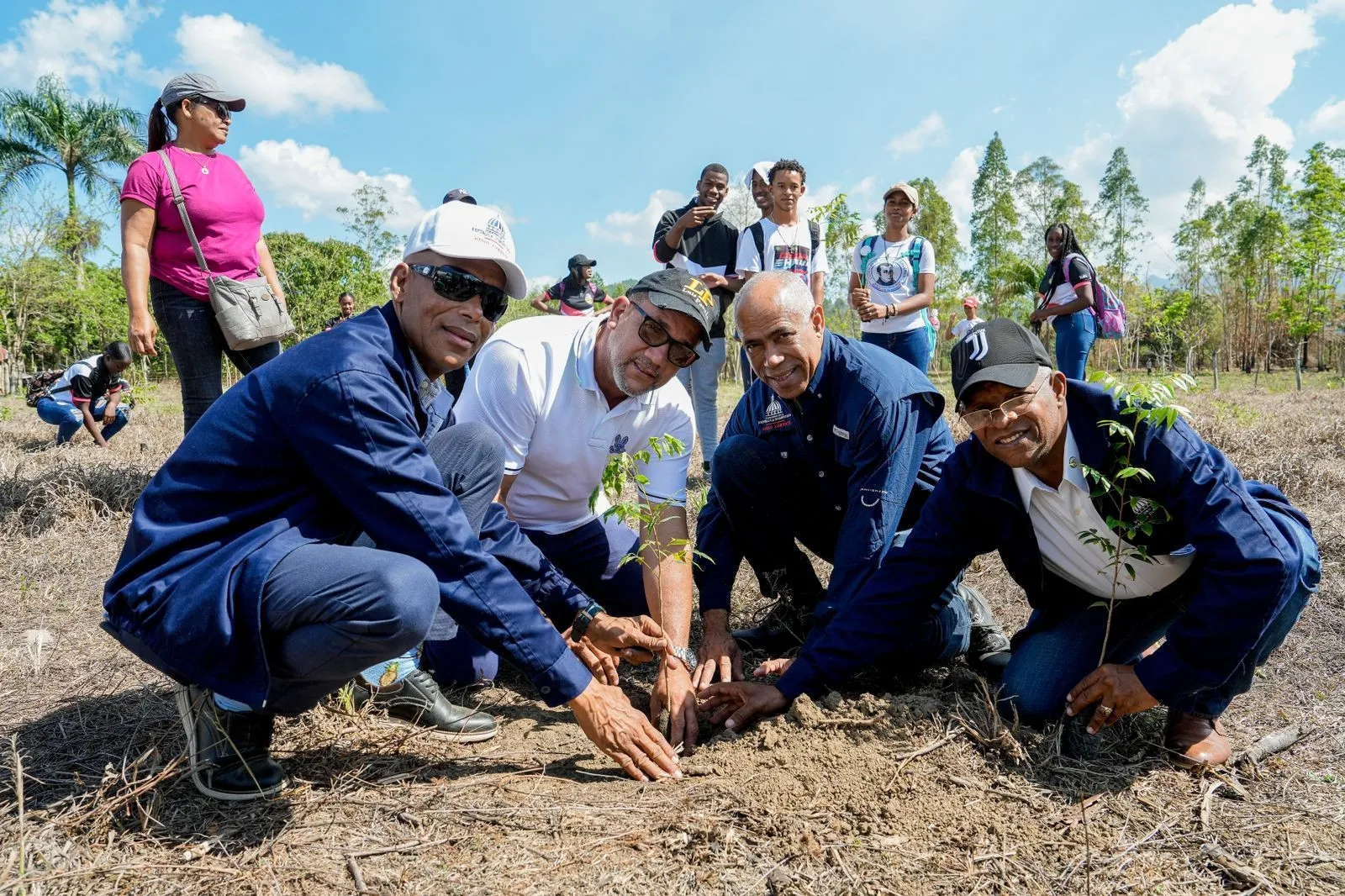 Estudiantes de Villa Altagracia plantan árboles