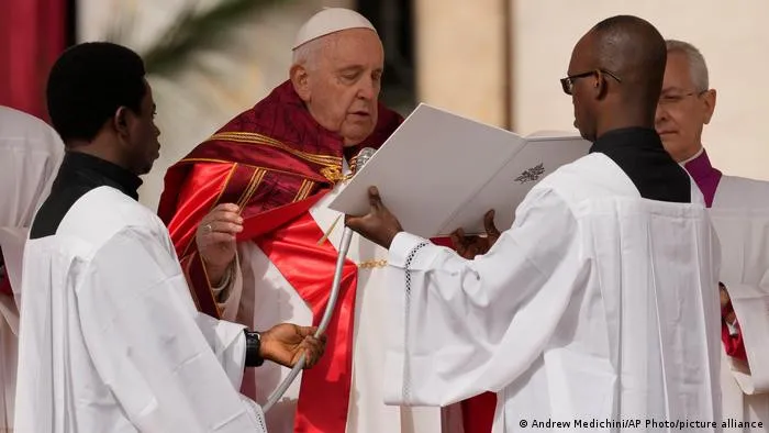 Papa Francisco preside el Domingo de Ramos tras su hospitalización