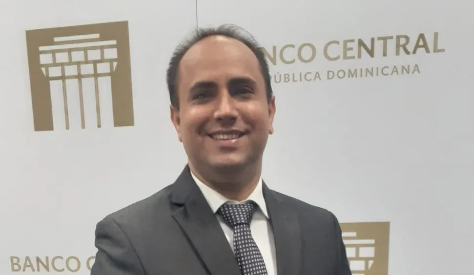 Presidente de Río de Oro Editores imparte curso sobre literatura y técnicas narrativas en el Banco Central