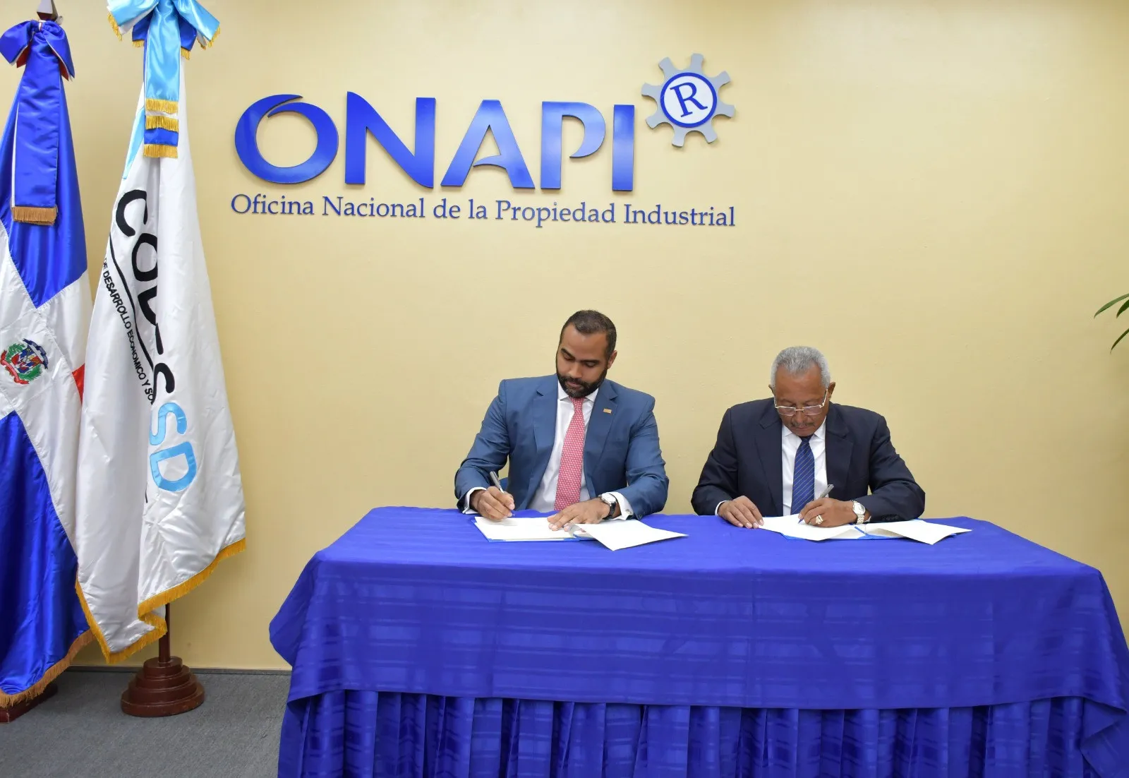 Onapi y el CODESSD firman acuerdo para promover formalidad de empresas