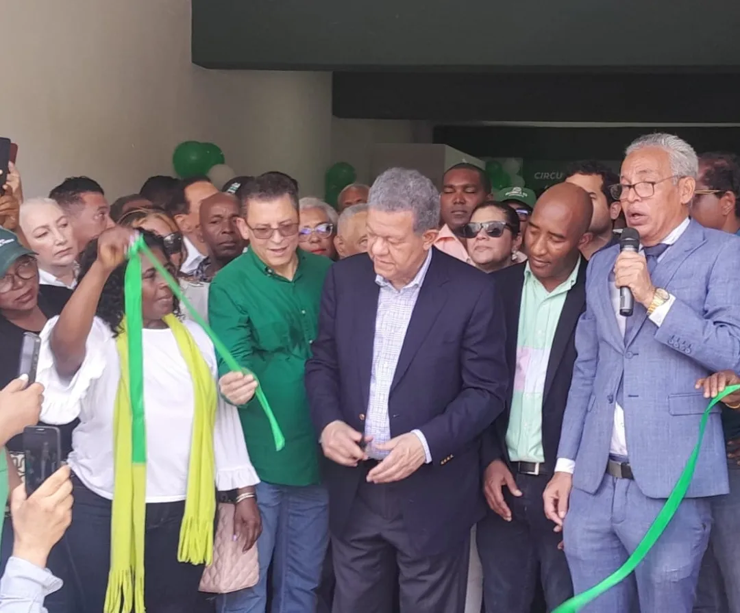 Leonel Fernández inauguró local de FP en Villa Juana