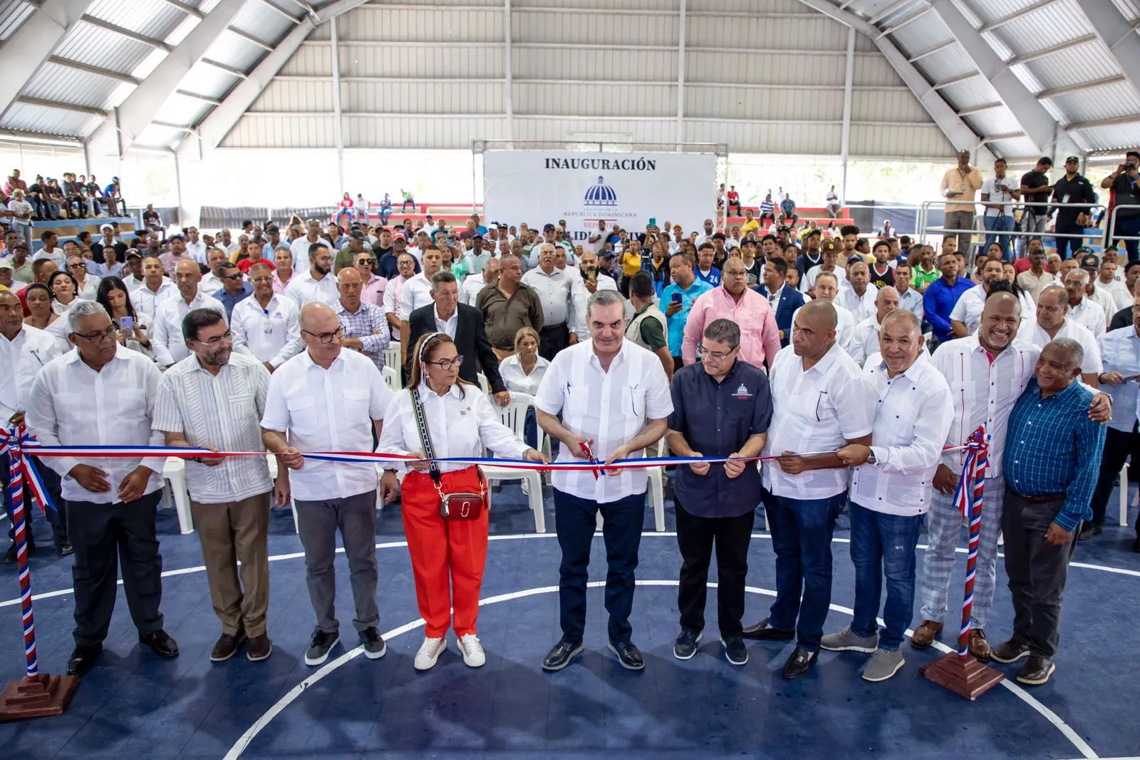 Entregan cinco polideportivos y otras instalaciones en provincias Duarte y Sánchez Ramírez