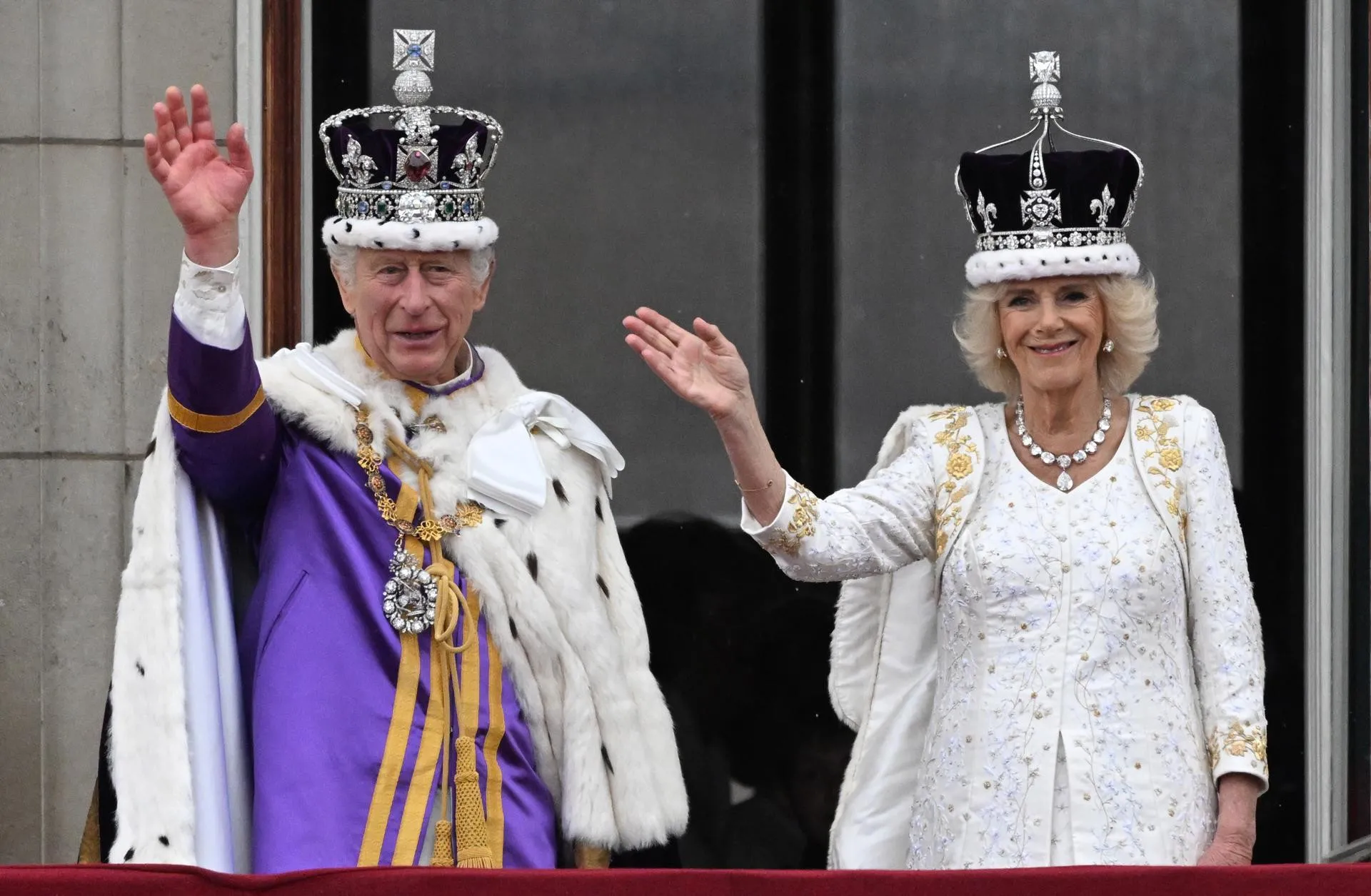 El rey Carlos III saluda desde el balcón de Buckingham