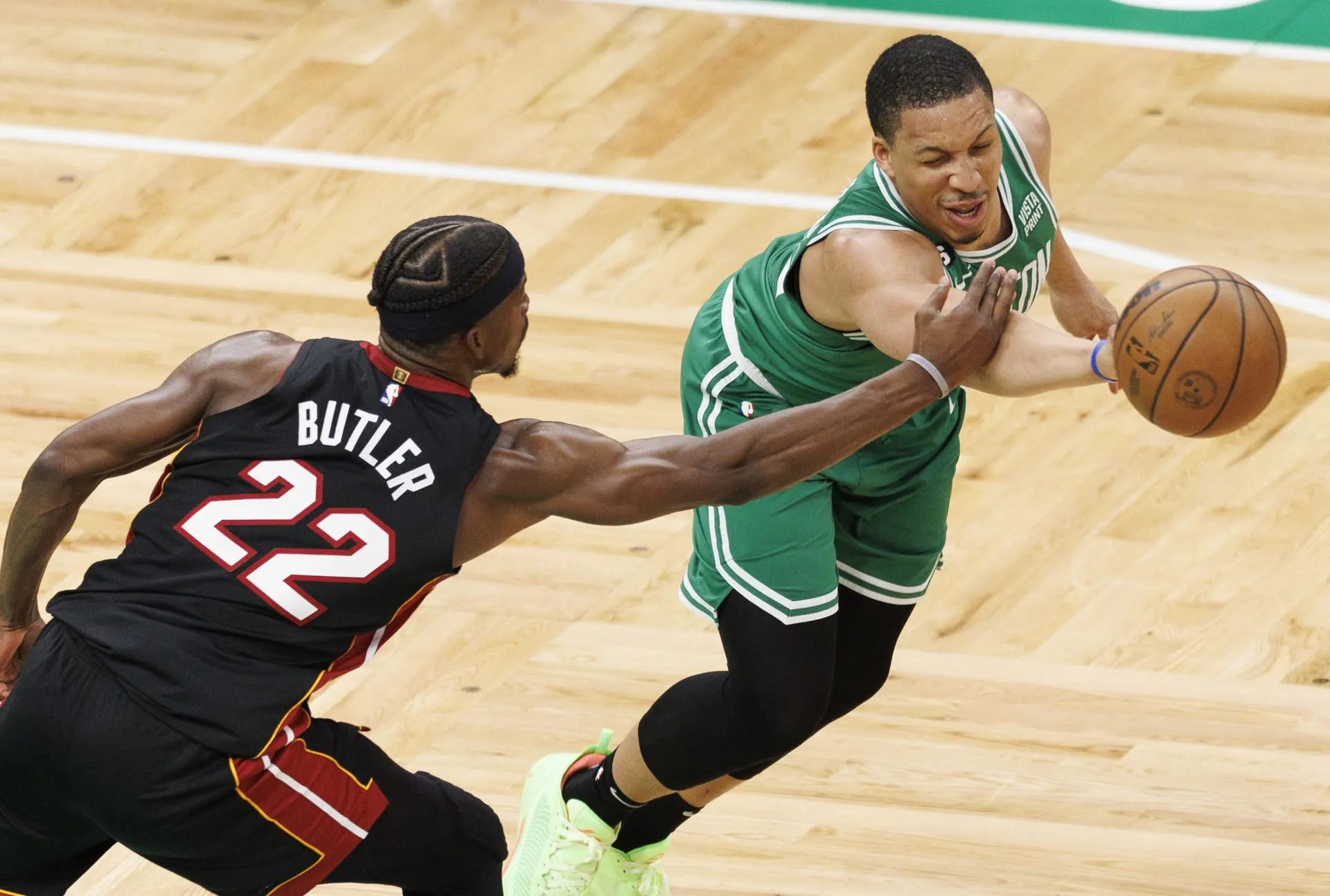 Los Celtics aplastan a los Heat y alimentan sus sueños de remontada