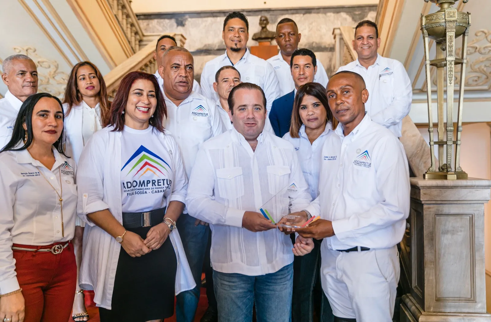 Adompretur Sosúa-Cabarete entrega reconocimiento a José Paliza por su apoyo al turismo