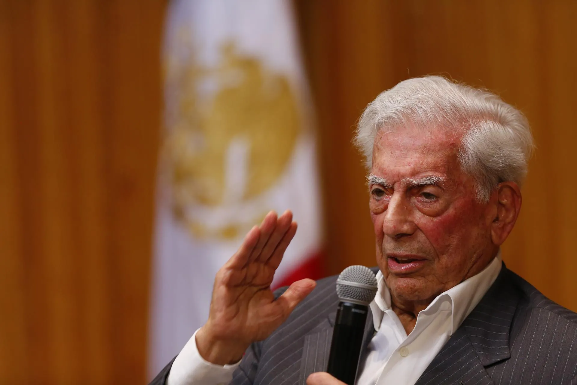 Mario Vargas Llosa, de 87 años, es hospitalizado por segunda vez por COVID-19