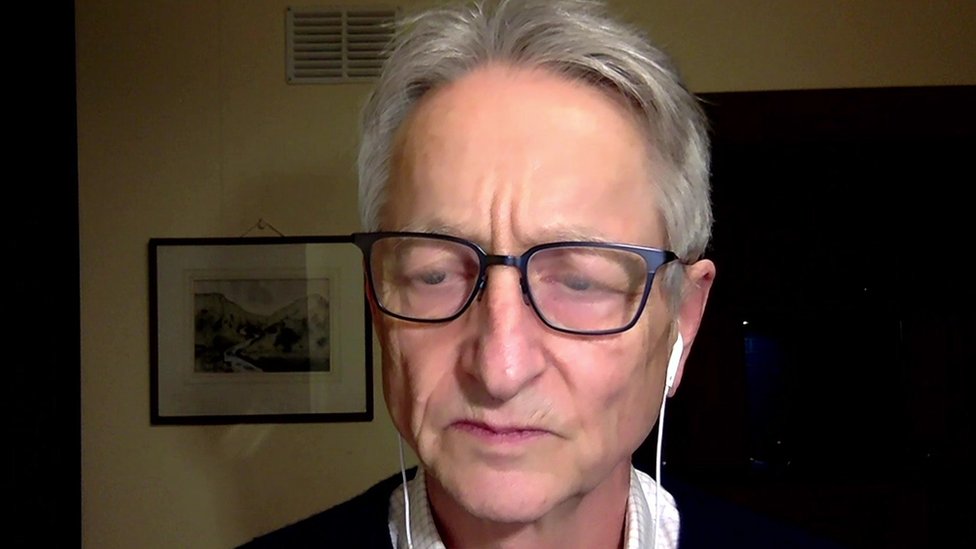 Geoffrey Hinton, padrino de la inteligencia artificial: En este momento los sistemas de IA no son más inteligentes que nosotros, pero creo que pronto lo serán