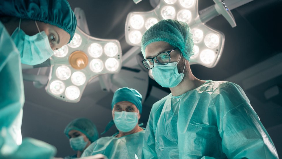 Hipnosis: los médicos que recomiendan usarla para reducir el uso de anestesia durante una operación