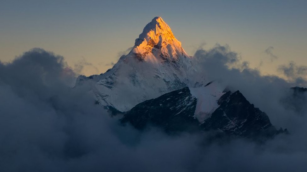 Dos personas desaparecidas en el Everest tras colapso de cornisa de hielo; Thaís Herrera no fue afectada