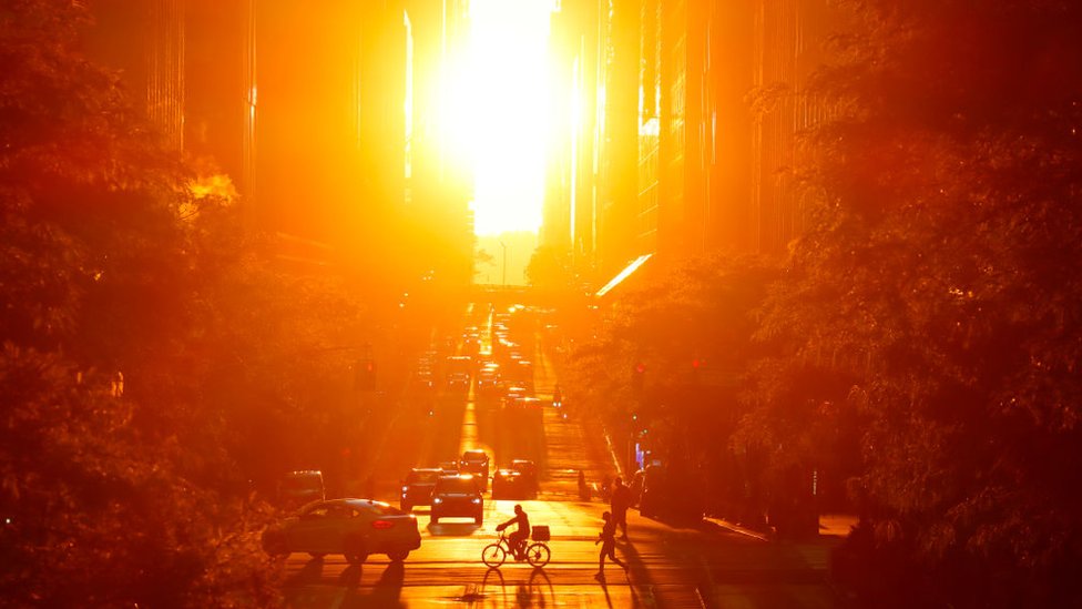 Las espectaculares imágenes del Manhattanhenge, el fenómeno solar que atrae a miles de personas a Nueva York