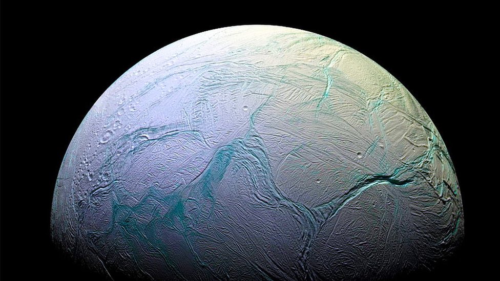 El fascinante descubrimiento de un chorro de vapor de agua de 9400 km que expulsa una luna helada de Saturno