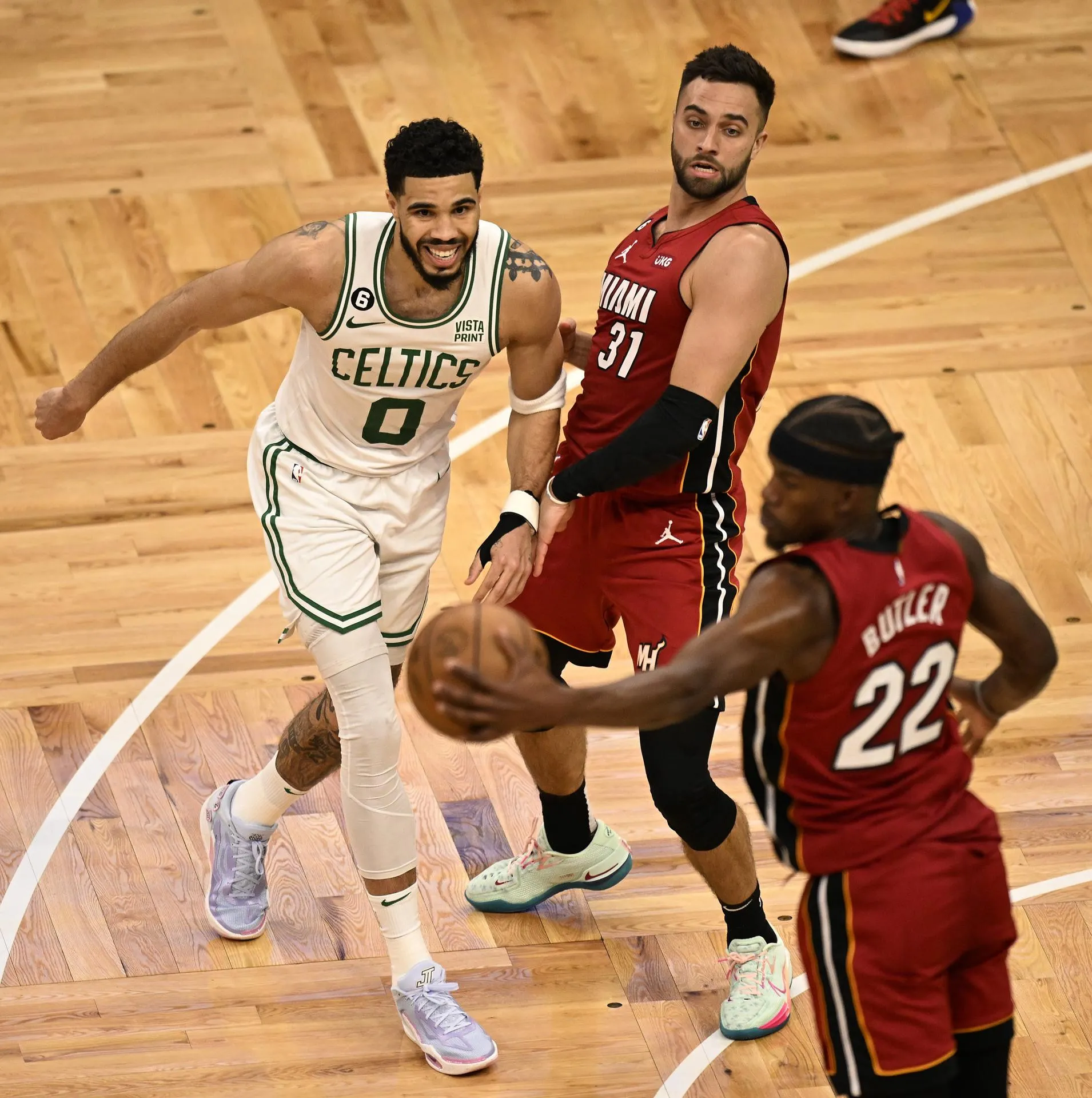 Butler conquista Boston y los Heat recuperan el factor cancha