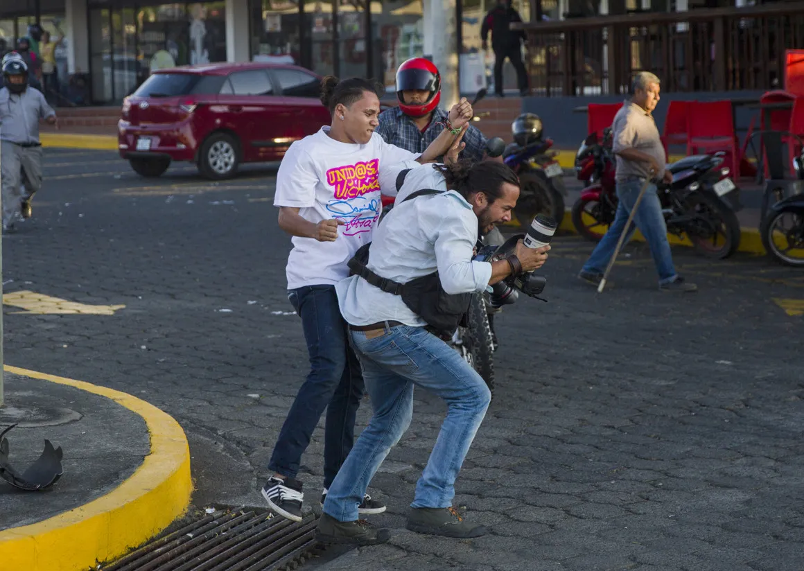 Asesinatos, persecución y exilio: el periodismo está bajo ataque en Centroamérica