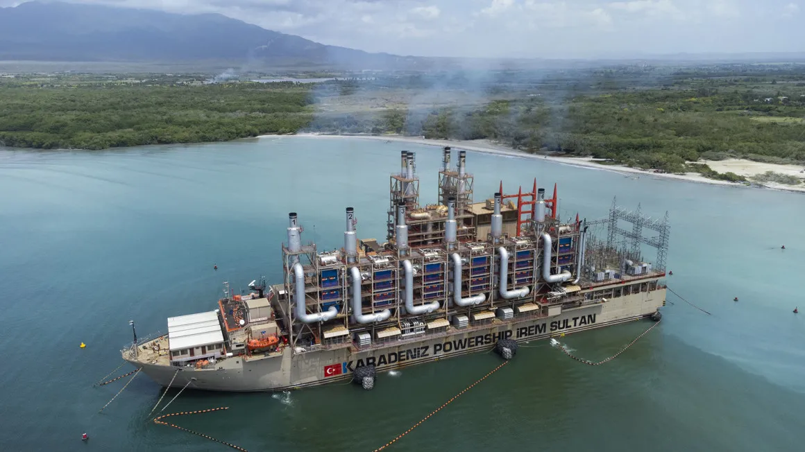 Un incendio afecta a una de las barcazas de generación eléctrica en Puerto Viejo de Azua