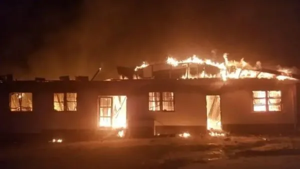 Mueren 19 niños y seis están en condición crítica por un incendio en una escuela