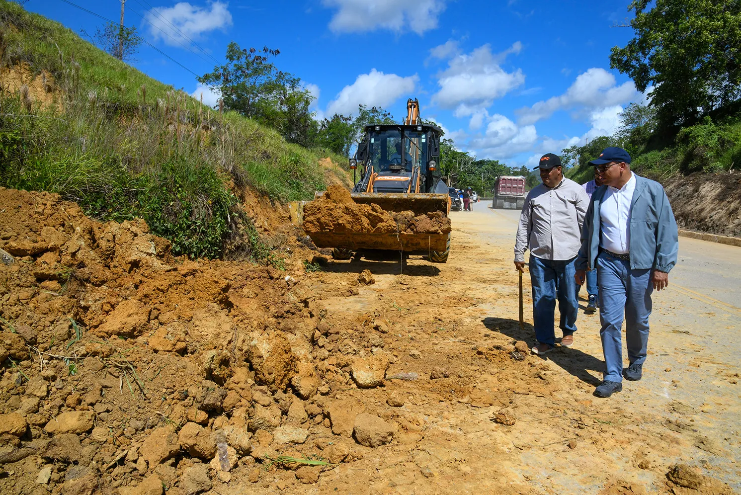 Obras Públicas trabaja en mantenimiento del drenaje carretera Uvero Alto-Miches