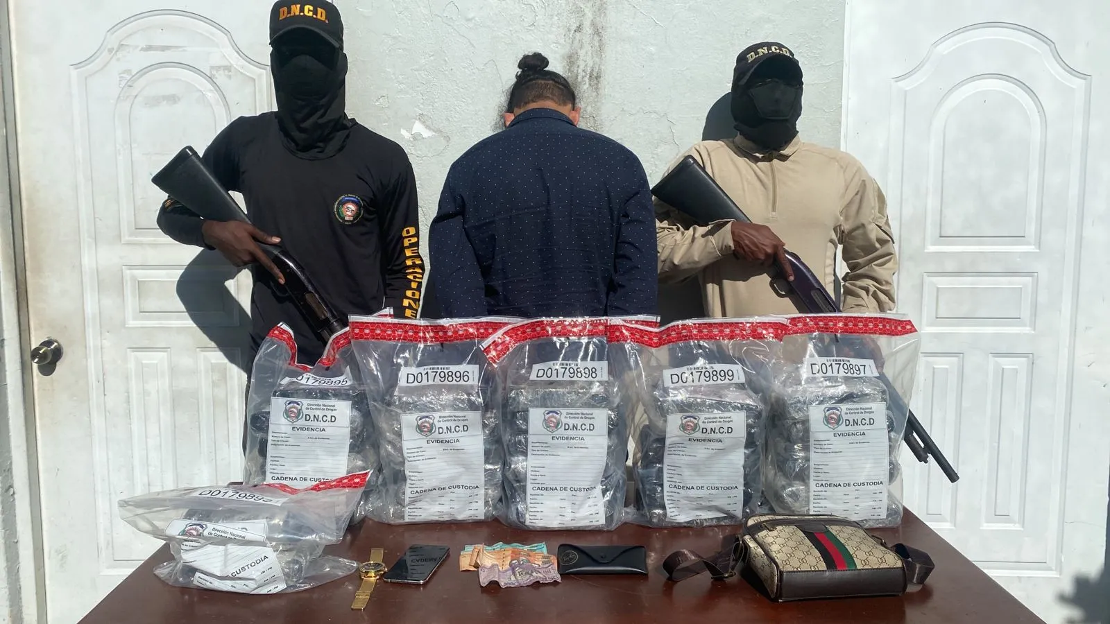 Decomisan 32 paquetes de cocaína en el interior de un vehículo en Barahona