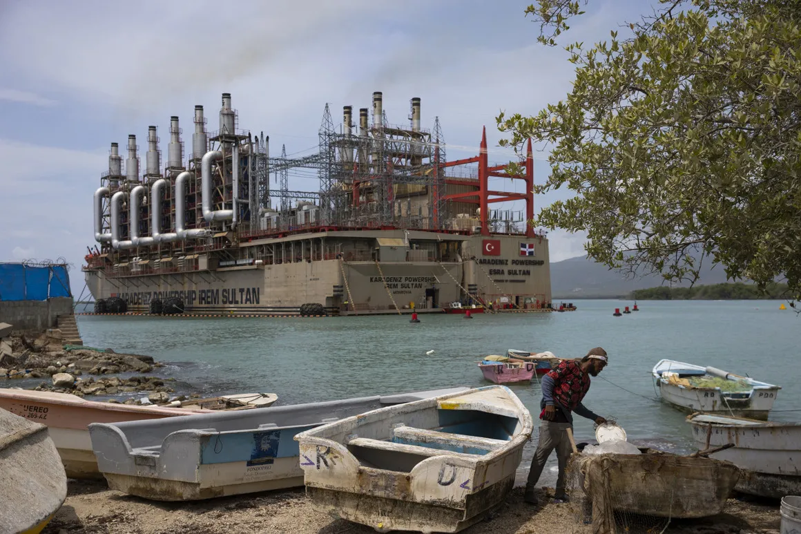 Medio Ambiente niega que barcazas de generación eléctrica estén en área protegida de Azua