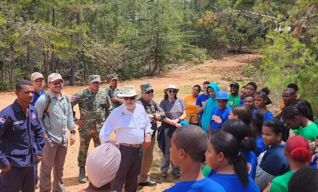 Ceara Hatton realiza recorrido de inspección en el Parque Nacional Jaragua