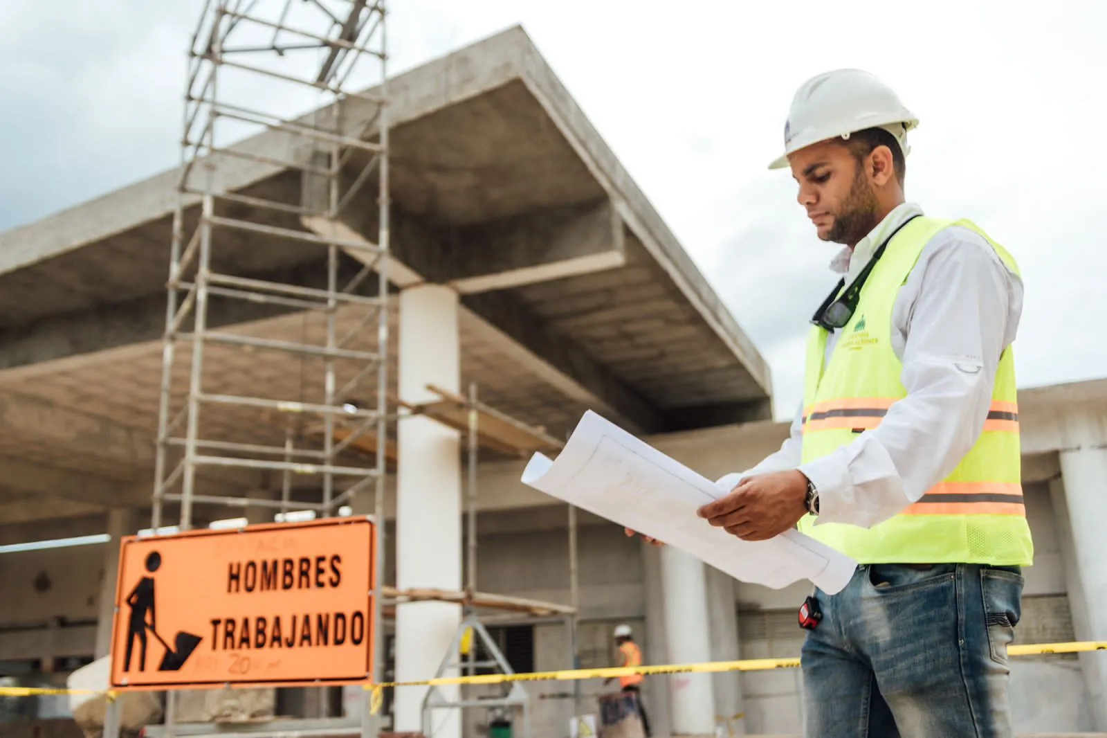 Ministro supervisa construcción Hospital Antonio Musa