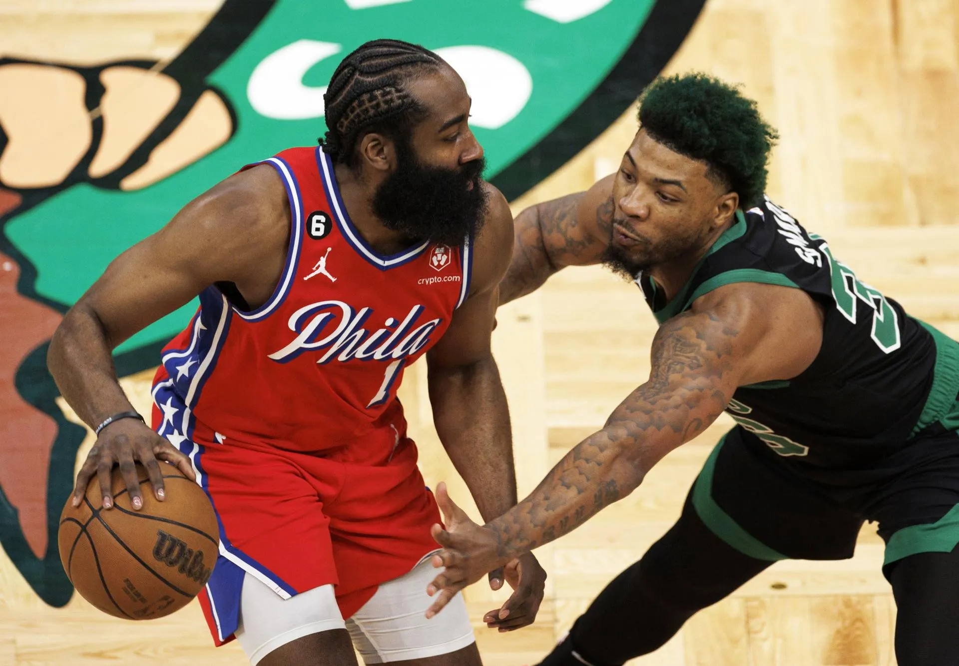 Harden hace de Embiid y los 76ers fulminan a los Celtics en Boston